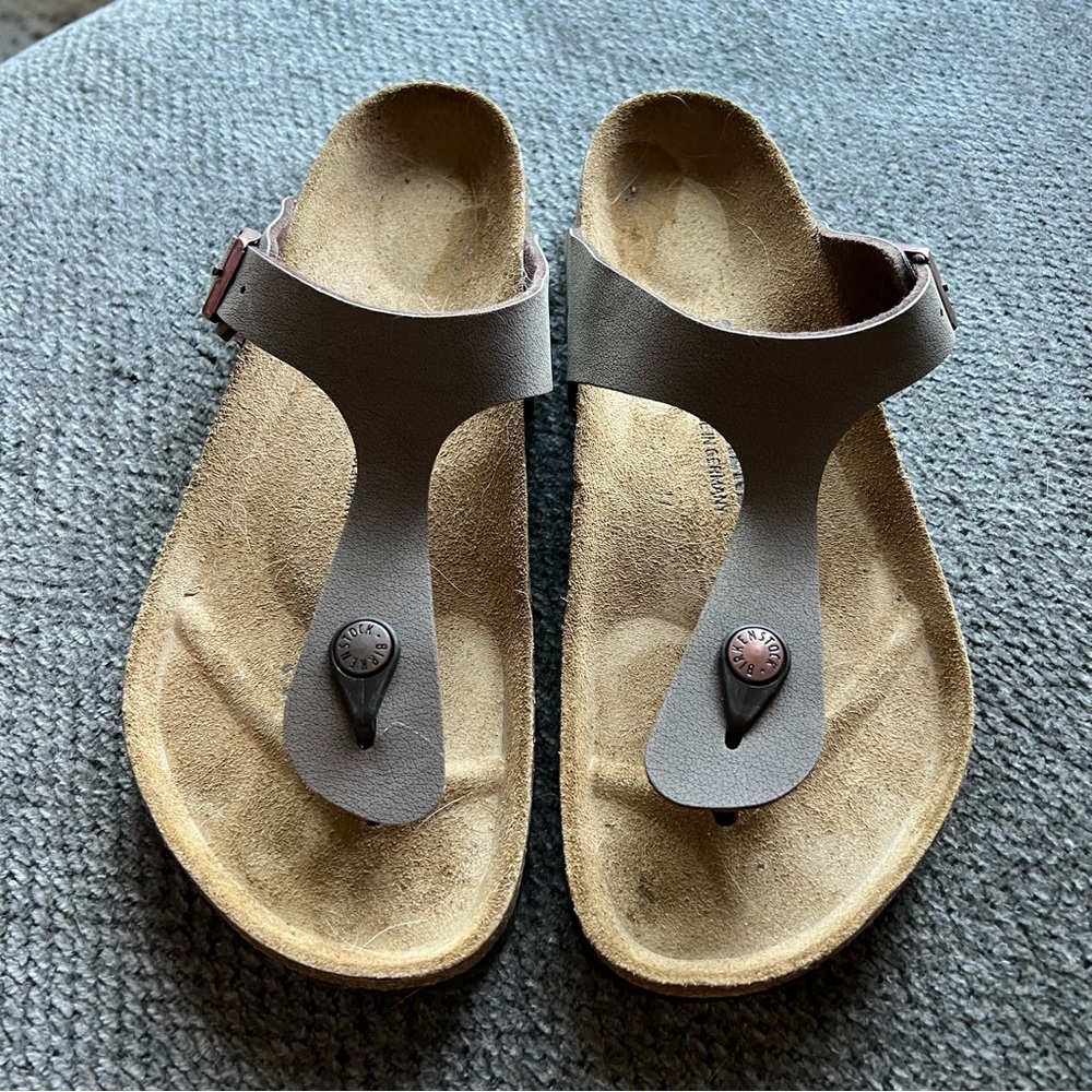 Birkenstock Gizeh Sandal Mocha
